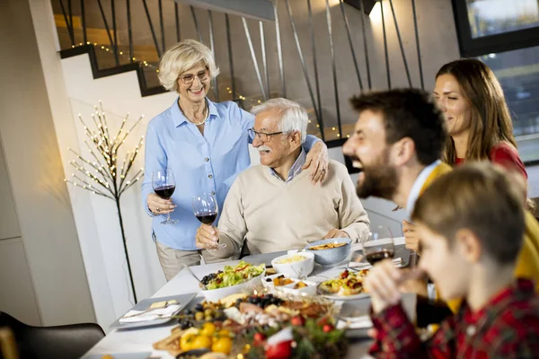 Lycklig Familj Som Äter Middag Med Rödvin Hemma — Stockfoto