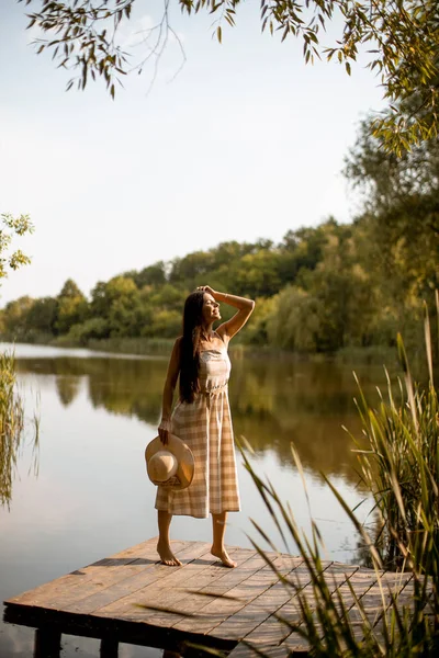 Jeune Femme Debout Sur Jetée Bois Bord Lac Calme Par — Photo