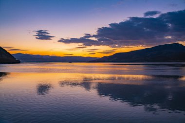 Sırbistan 'ın Cerdap kentindeki Tuna Vadisi' nde gün batımında manzara