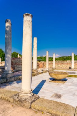 Sırbistan 'ın Zajecar kenti yakınlarındaki Roma İmparatoru Galerius' un sarayının kalıntıları olan Felix Romuliana 'ya bakın. UNESCO 'nun 2007 yılından bu yana Dünya Mirası Alanı.