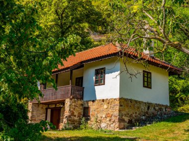 Sırbistan 'ın Lepenski Vir kentindeki geleneksel 19. yüzyıl Sırp evine bak
