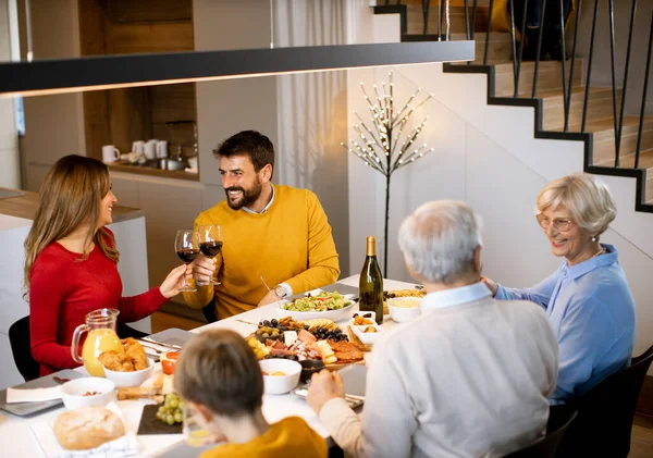 Gelukkig Gezin Met Een Diner Met Rode Wijn Thuis — Stockfoto