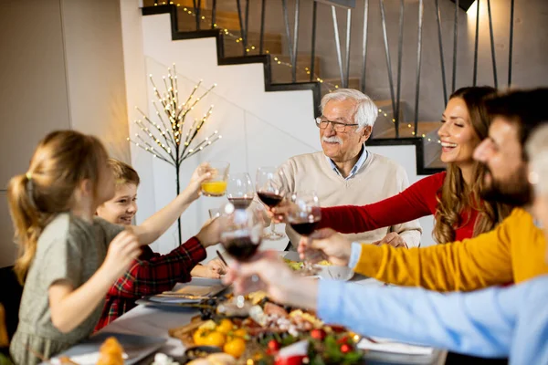 Família Feliz Ter Jantar Com Vinho Tinto Casa — Fotografia de Stock