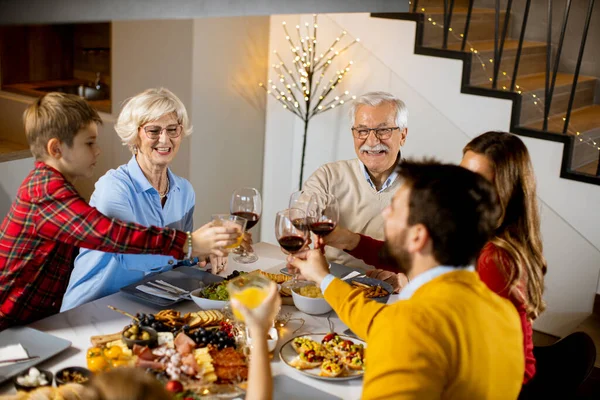 Famiglia Felice Che Cena Con Vino Rosso Casa — Foto Stock