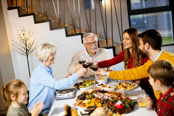 Família Feliz Ter Jantar Com Vinho Tinto Casa — Fotografia de Stock
