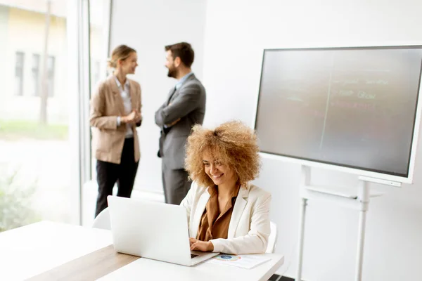 Jovem Cabelo Encaracolado Empresária Usando Laptop Escritório Com Jovens Trabalha — Fotografia de Stock