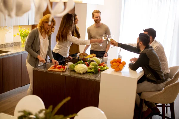 Bir Grup Mutlu Genç Yemek Hazırlıyor Beyaz Şarap Içiyor Iyi — Stok fotoğraf