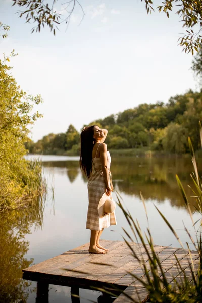 Jeune Femme Debout Sur Jetée Bois Bord Lac Calme Par — Photo