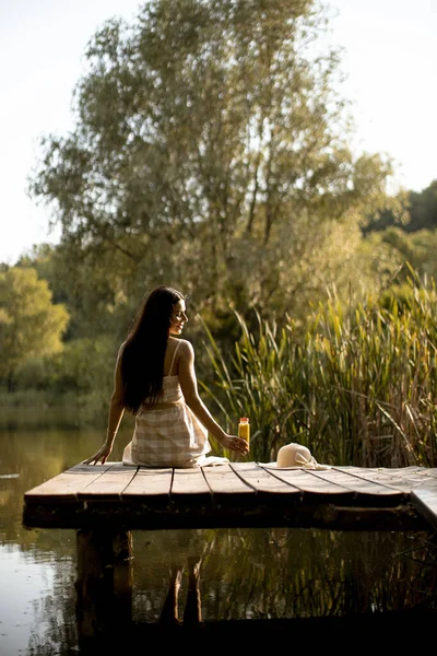 Junge Frau Entspannt Sich Einem Heißen Sommertag Auf Dem Holzsteg — Stockfoto