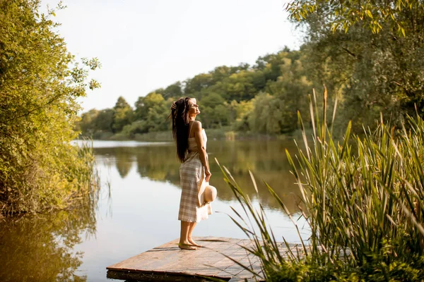 Mujer Joven Pie Muelle Madera Lago Tranquilo Caluroso Día Verano — Foto de Stock