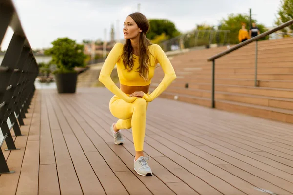 Jolie Jeune Femme Ayant Exercice Étirement Sur Jetée Bord Rivière — Photo