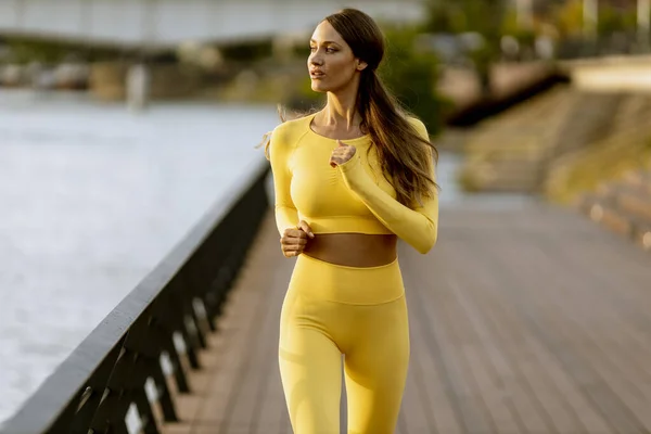 Jolie Jeune Femme Courant Exercice Sur Jetée Bord Rivière — Photo