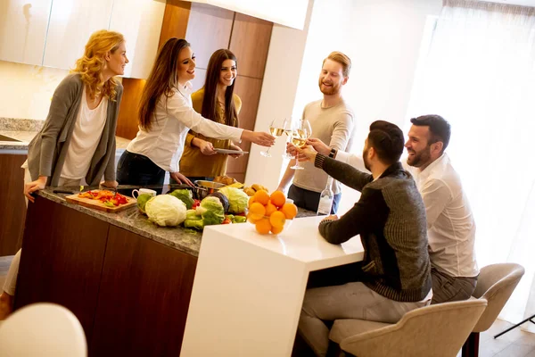 Groupe Jeunes Gens Heureux Préparant Repas Buvant Vin Blanc Amusant — Photo