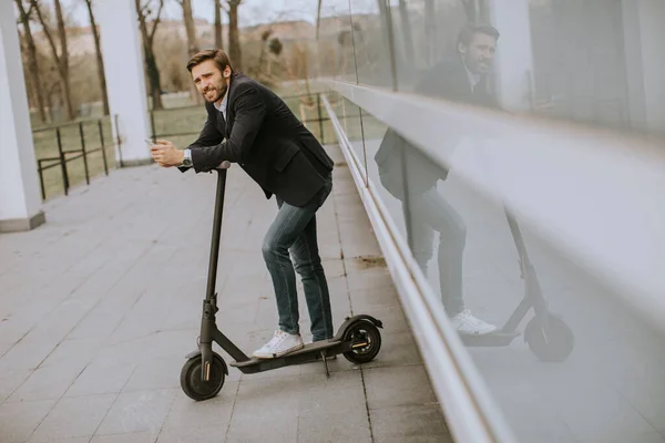 Knappe Jonge Zakenman Met Elektrische Scooter Straat Door Kantoorgebouw — Stockfoto