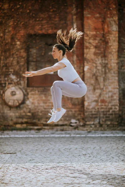 Mujer Bastante Joven Saltando Alto Durante Entrenamiento Entorno Urbano — Foto de Stock