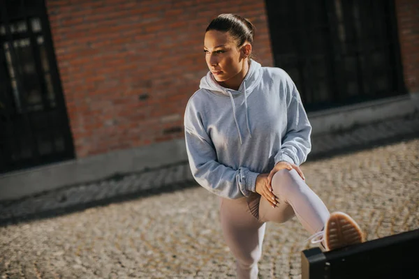 Söt Ung Kvinna Stretching Träning Stadsmiljö — Stockfoto