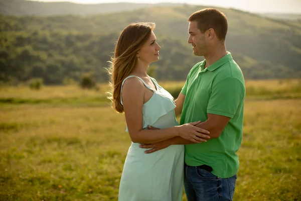 Mladý Manžel Jeho Těhotná Manželka Slunném Letním Poli — Stock fotografie