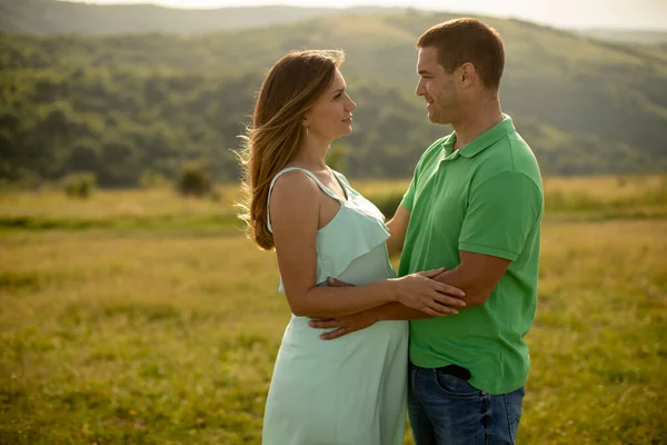 Jonge Man Zijn Zwangere Vrouw Het Zonnige Zomerveld — Stockfoto