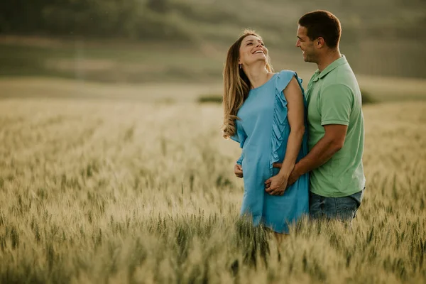 Jonge Man Zijn Zwangere Vrouw Het Zonnige Zomerveld — Stockfoto