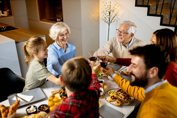 Lycklig Familj Som Äter Middag Med Rödvin Hemma — Stockfoto