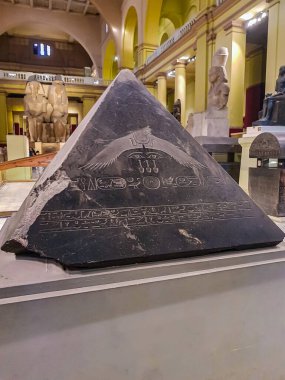 Kahire, Mısır - 17 Aralık 2021: Mısır 'ın Kahire kentindeki Mısır Müzesi' nden Dahshur 'da Amenemhat III Piramidiyonu. 1902 'de kurulmuş ve 120.000' den fazla antik Mısır eşyası var..
