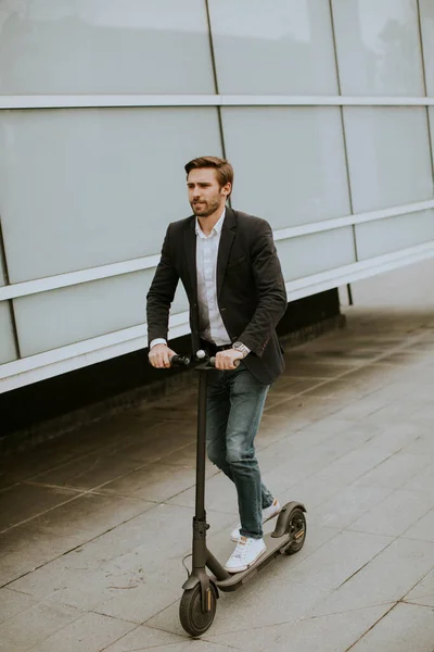 Knappe Jonge Zakenman Paardrijden Elektrische Scooter Straat Door Kantoorgebouw — Stockfoto