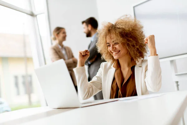 Young Curly Hair Joyful Businesswoman Using Laptop Office Young People — Stock Photo, Image