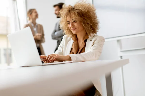 Jovem Cabelo Encaracolado Empresária Usando Laptop Escritório Com Jovens Trabalha — Fotografia de Stock