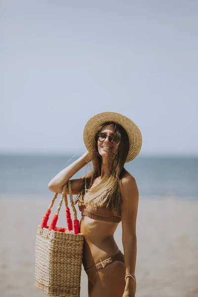 Söt Ung Kvinna Bikini Med Halmväska Stranden Sommardagen — Stockfoto