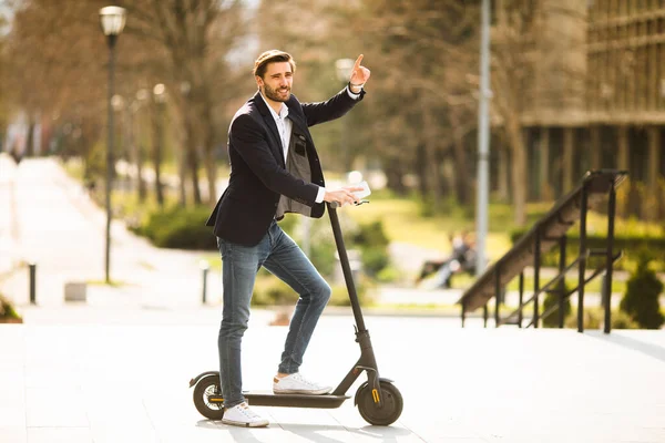 Knappe Jonge Zakenman Met Behulp Van Mobiele Telefoon Elektrische Scooter — Stockfoto