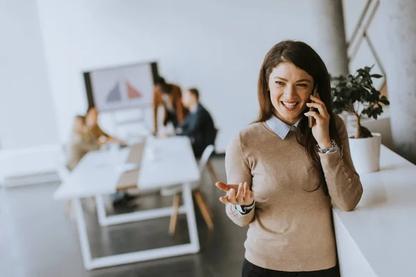 Linda Mujer Negocios Joven Pie Oficina Uso Teléfono Móvil Frente — Foto de Stock