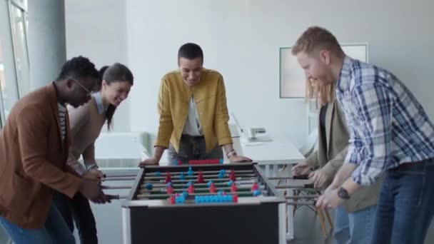 Молодые Привлекательные Случайные Мультиэтнические Бизнесмены Играют Настольный Футбол Отдыхают Офисе — стоковое видео
