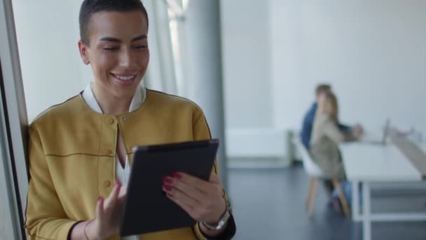 Joven Mujer Negocios Cabello Corto Pie Oficina Uso Tableta Digital — Vídeos de Stock