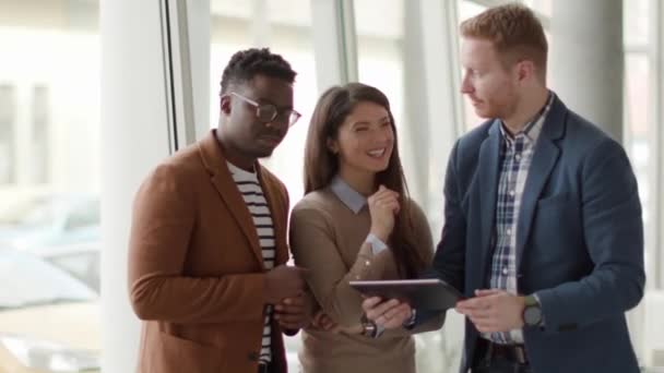 Grupo Jóvenes Empresarios Multiétnicos Que Trabajan Juntos Preparan Nuevo Proyecto — Vídeo de stock