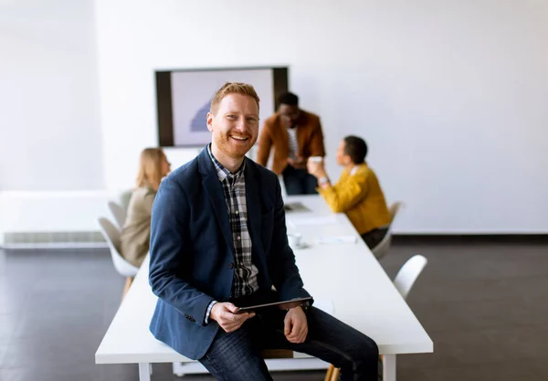 Joven Hombre Negocios Guapo Usando Tableta Digital Frente Equipo Oficina — Foto de Stock