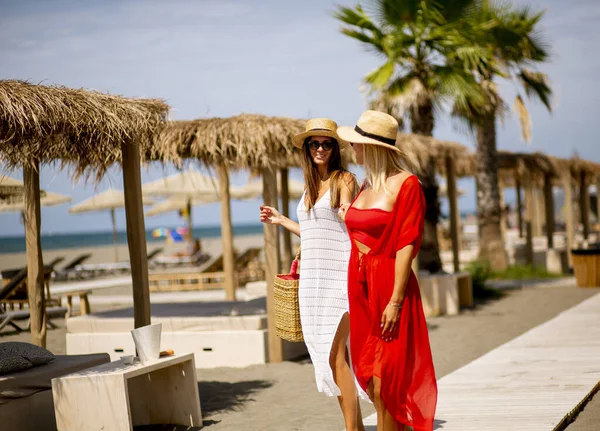 Dos Mujeres Jóvenes Bonitas Caminando Una Playa Verano — Foto de Stock