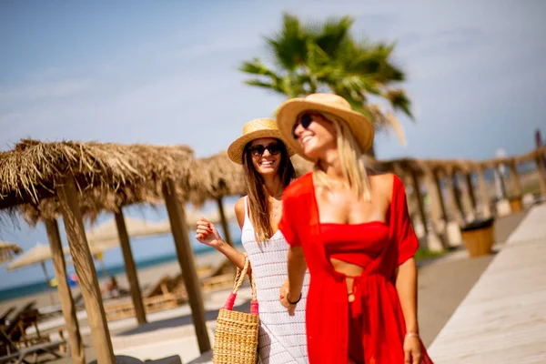 Δύο Όμορφες Νεαρές Γυναίκες Περπατούν Στην Παραλία Καλοκαίρι — Φωτογραφία Αρχείου