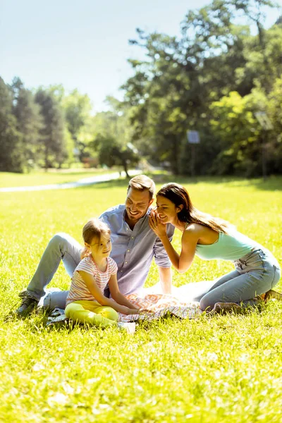 Felice Giovane Famiglia Con Carina Figlioletta Divertirsi Nel Parco Una — Foto Stock