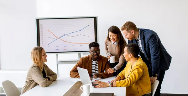 Groep Jonge Multi Etnische Zakenmensen Die Samenwerken Een Nieuw Project — Stockfoto