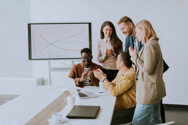 Gruppe Junger Multiethnischer Geschäftsleute Arbeitet Zusammen Und Bereitet Ein Neues — Stockfoto