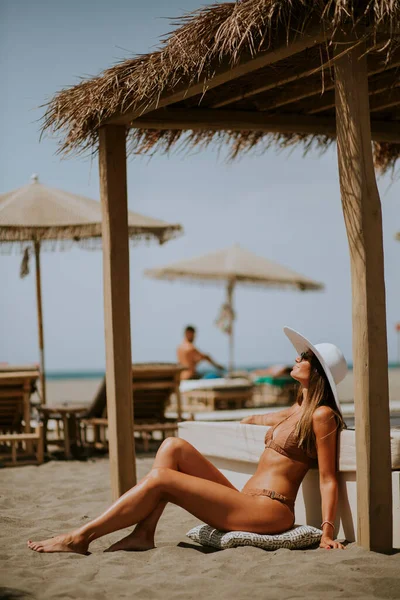 Hezká Mladá Žena Bikinách Sedí Pláži Letní Den — Stock fotografie