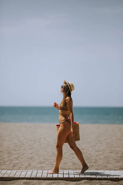 Mulher Bonita Biquíni Com Saco Palha Praia Dia Verão — Fotografia de Stock