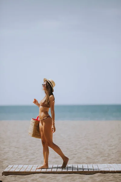 Красива Молода Жінка Бікіні Солом Яною Сумкою Пляжі Літній День — стокове фото