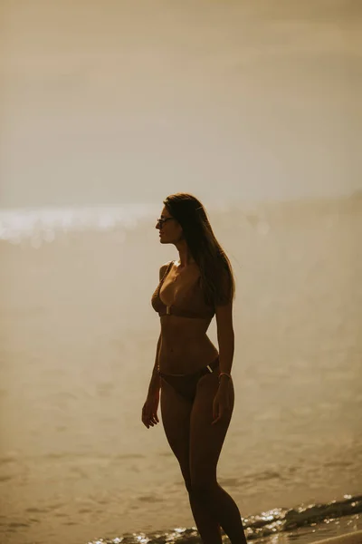 Mujer Joven Bonita Bikini Caminando Junto Mar Atardecer Del Día —  Fotos de Stock