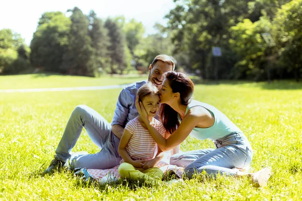 Feliz Jovem Família Com Bonito Pequena Filha Divertindo Parque Dia — Fotografia de Stock