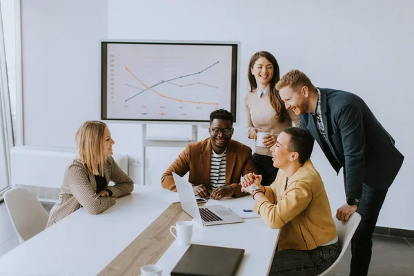 Groep Jonge Multi Etnische Zakenmensen Die Samenwerken Een Nieuw Project — Stockfoto