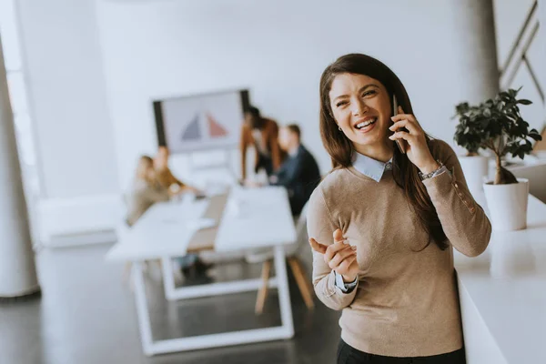 Roztomilé Mladé Obchodní Žena Stojící Kanceláři Pomocí Mobilního Telefonu Před — Stock fotografie