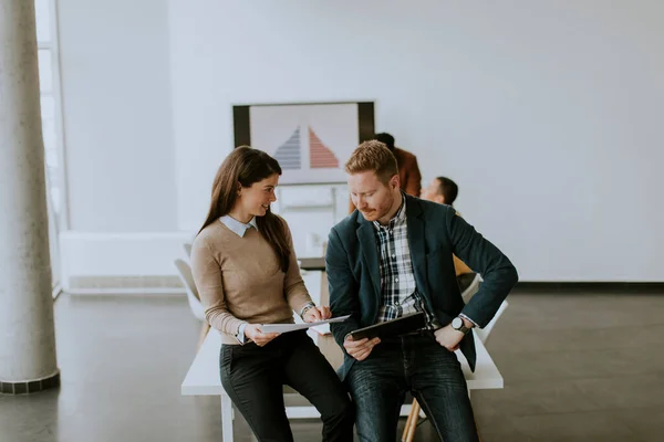 Jonge Ondernemers Zitten Samen Een Bureau Gebruiken Digitale Tablet Het — Stockfoto