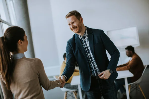 Jonge Zakenpartners Die Handdruk Maken Een Kantoor Terwijl Hun Team — Stockfoto