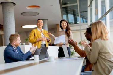 Çok ırklı genç iş adamlarından oluşan bir grup birlikte çalışıyor ve ofiste yeni bir proje hazırlıyorlar.